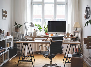 Un bureau bien rangé, propre et optimisé.
