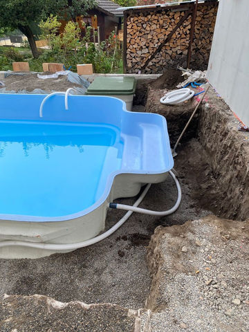 Excavation, préparation du terrain et fournitures avec pose d’une piscine en fibre de verre à Belfaux / Fribourg.