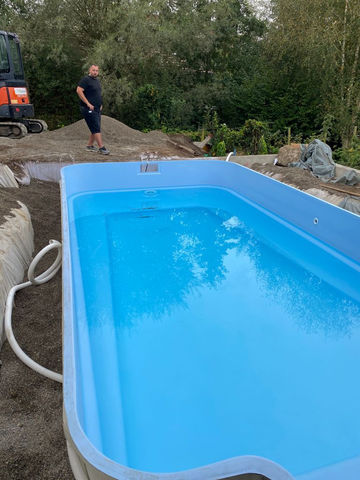 Excavation, préparation du terrain et fournitures avec pose d’une piscine en fibre de verre à Belfaux / Fribourg.