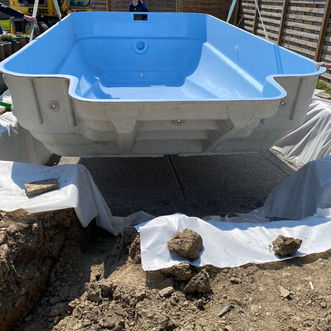 Excavation, préparation du terrain et fourniture d’une piscine en fibre de verre à Payerne - Vaud