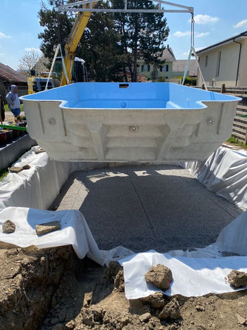 Excavation, préparation du terrain et fourniture d’une piscine en fibre de verre à Payerne - Vaud