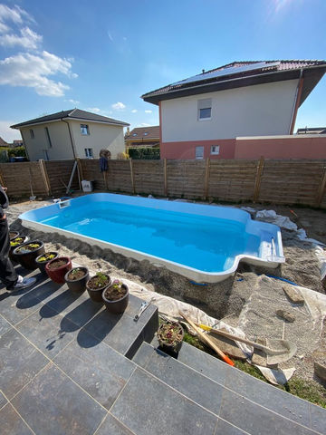 Excavation, préparation du terrain et fourniture d’une piscine en fibre de verre à Payerne - Vaud