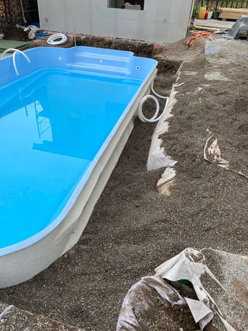 Excavation, préparation du terrain et fournitures avec pose d’une piscine en fibre de verre à Belfaux / Fribourg.