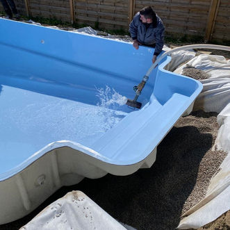 Excavation, préparation du terrain et fourniture d’une piscine en fibre de verre à Payerne - Vaud
