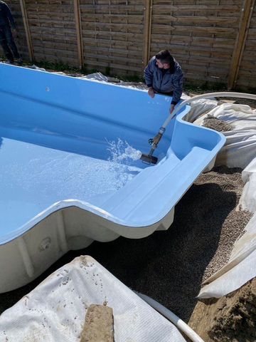 Excavation, préparation du terrain et fourniture d’une piscine en fibre de verre à Payerne - Vaud