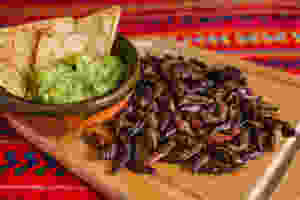 chapulines con totopos y aguacate