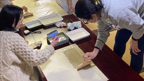 和紙で壁をリノベする」ワークショップの様子