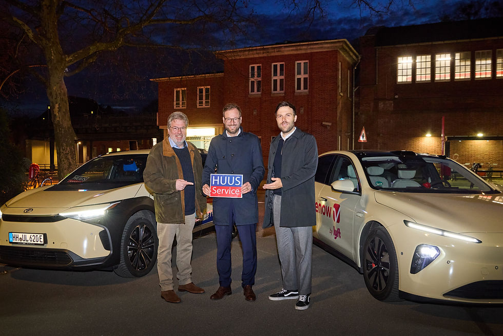 At the launch of the ‘HUUS’-service last April, with FreeNow by Lyft and Hansa Taxi-representatives flanking Anjes Tjarks, Hamburg’s senator for transport and mobility transition. Photo Tom Menz/Hamburg.de