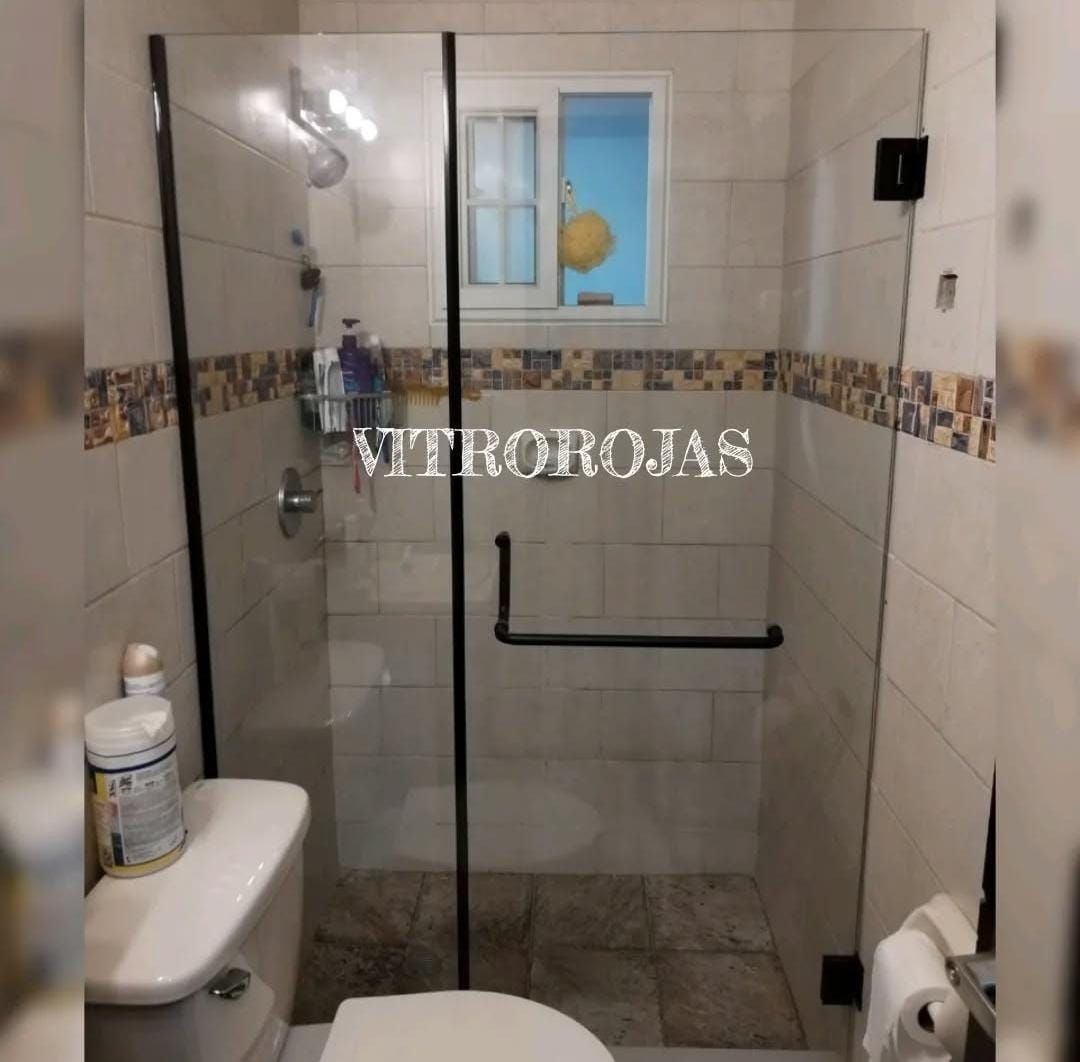 Puerta de baño abatible black con toallero