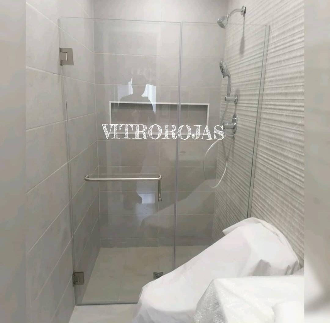 Puerta de baño abatible con toallero