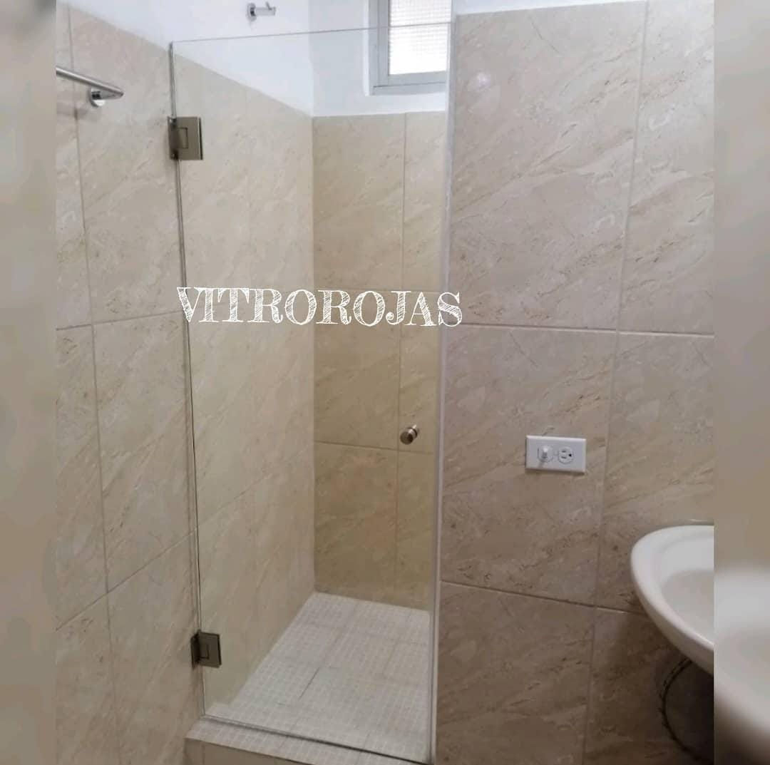 Puerta de baño abatible