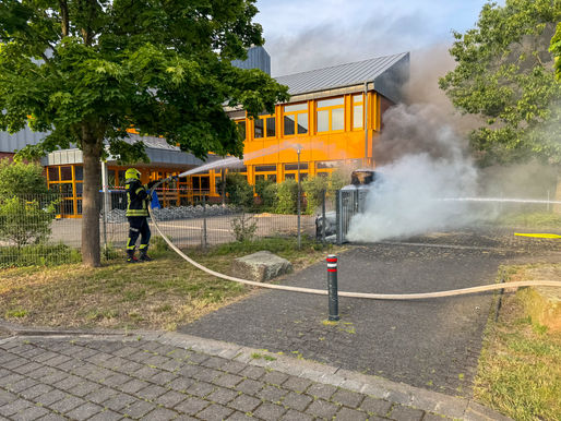 Ein Feuerwehrmann löscht unter Atemschutz die in Brand geratene Strohburg vor der Oberschule Flotwedel