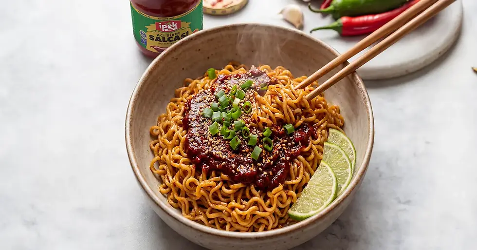 İpek Acı Biber Salçası ile hazırlanan Türk usulü acılı noodle tarifi – hızlı ve pratik 10 dakikalık yemek görseli