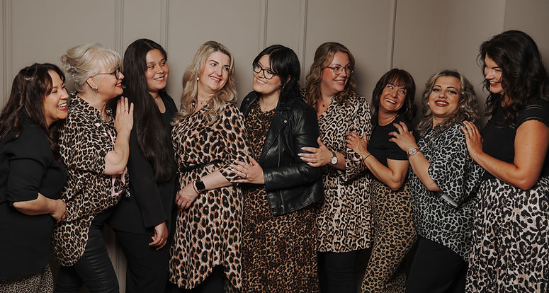 Gruppe Frauen in Leopardenmusterkleidern