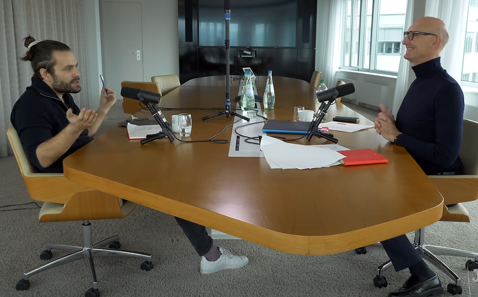 Tilo Jung und Tim Höttges diskutieren am Tisch