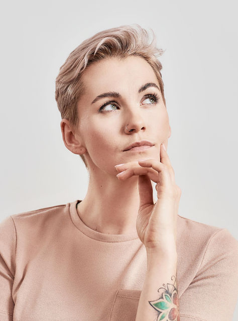 Frau mit kurzen Haaren-1263031888.jpg