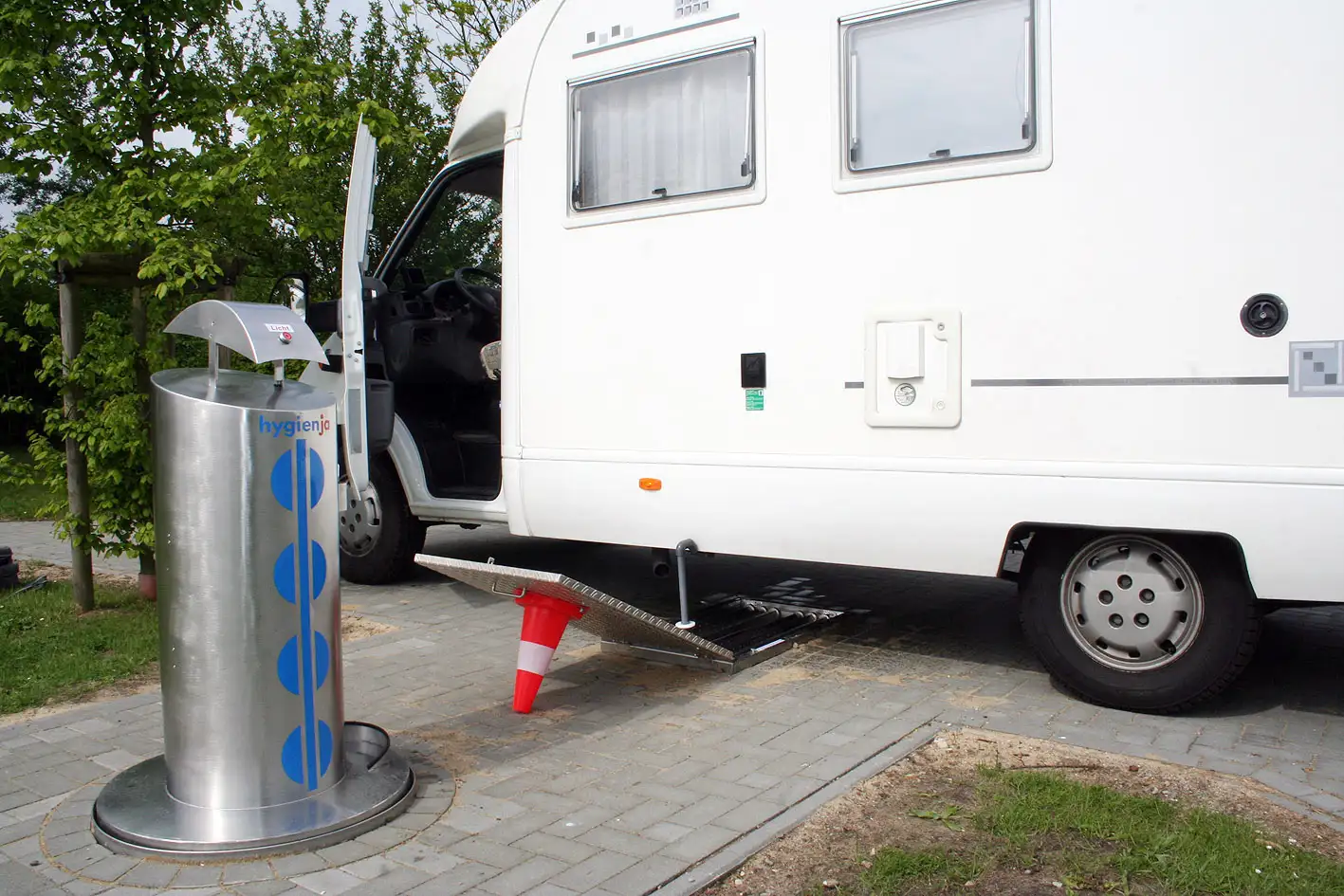 Edelstahlsaeule-Wohnmobilstellplatz-Freizeitbad-Brunsbuettel
