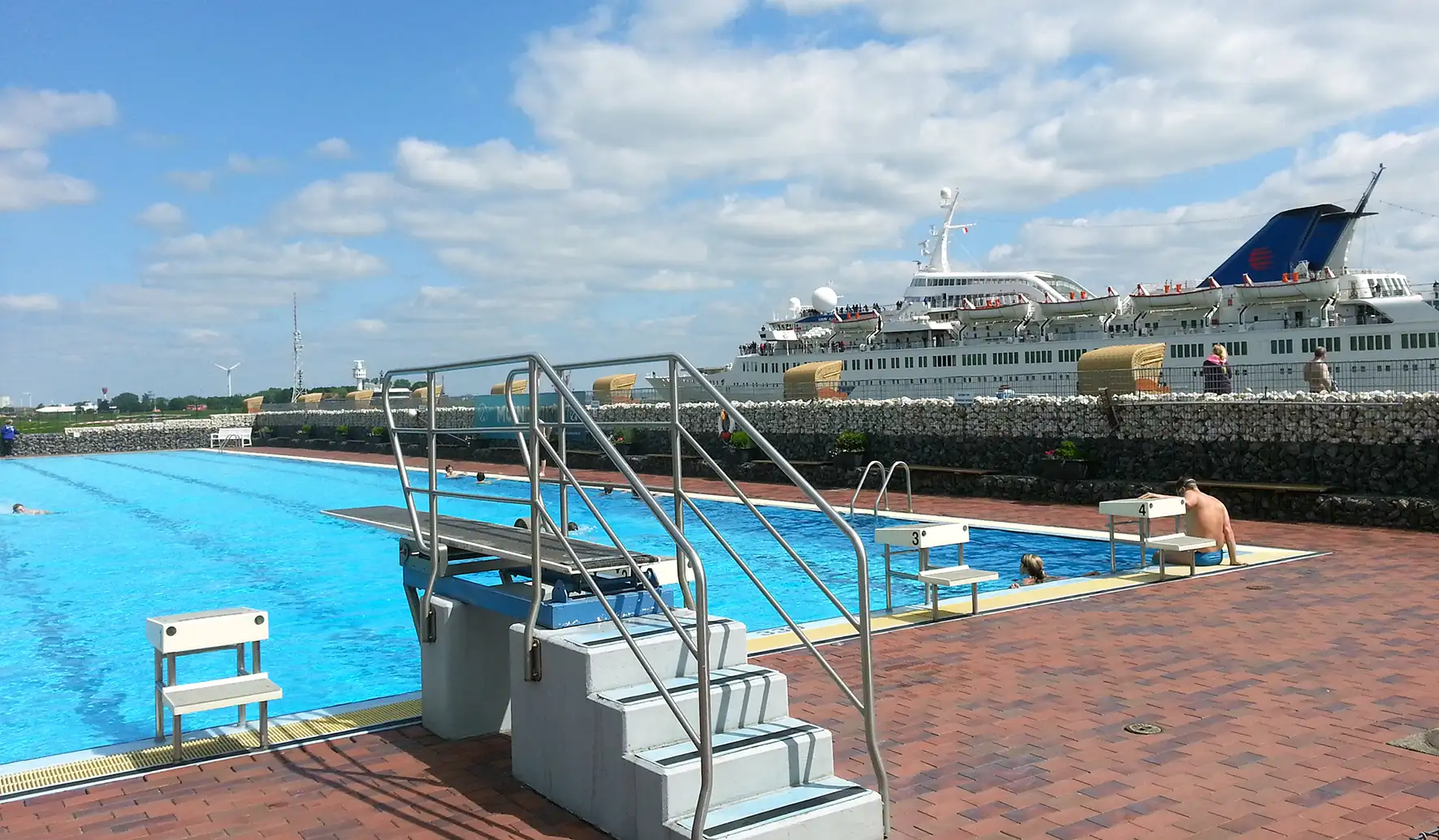 Kreuzfahrtschiff-am-Beckenrand-Freibad-Ulitzhoern-Freizeitbad-Brunsbuettel-2