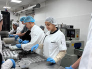 Ученици от 10. клас, професия „Хлебар-сладкар“, проведоха вдъхновяваща учебна практика в „Си Комерсиал-7“ – Самоков