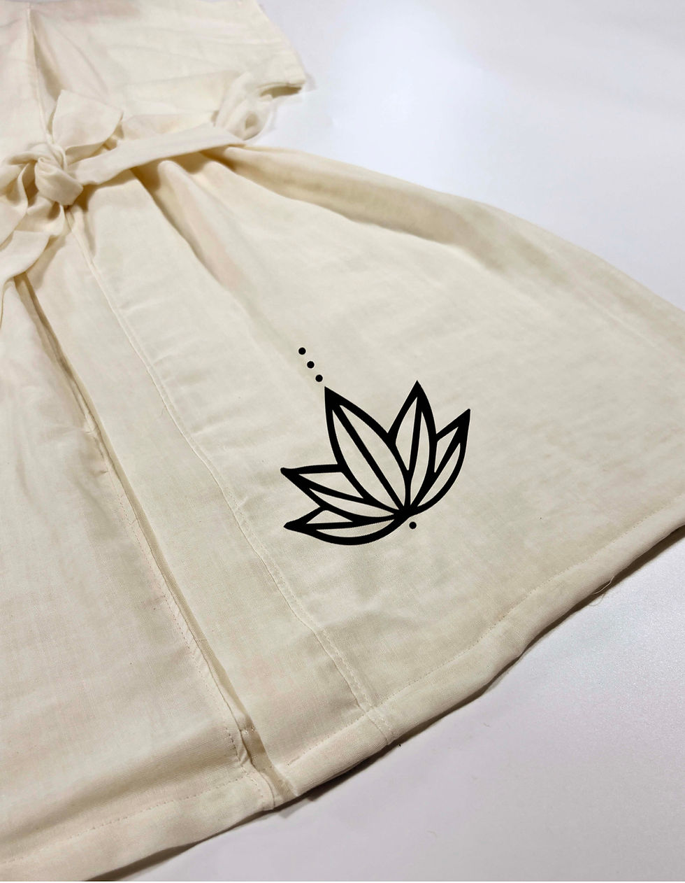 Küçük resim: Siyah Lotus Sembollü Düşük Kol Müslin Kimono