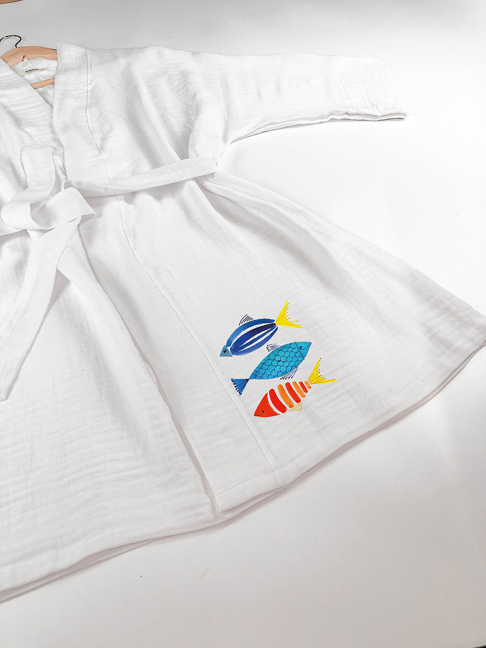 Küçük resim: Renkli Balıklar Desenli Beyaz Müslin Kimono