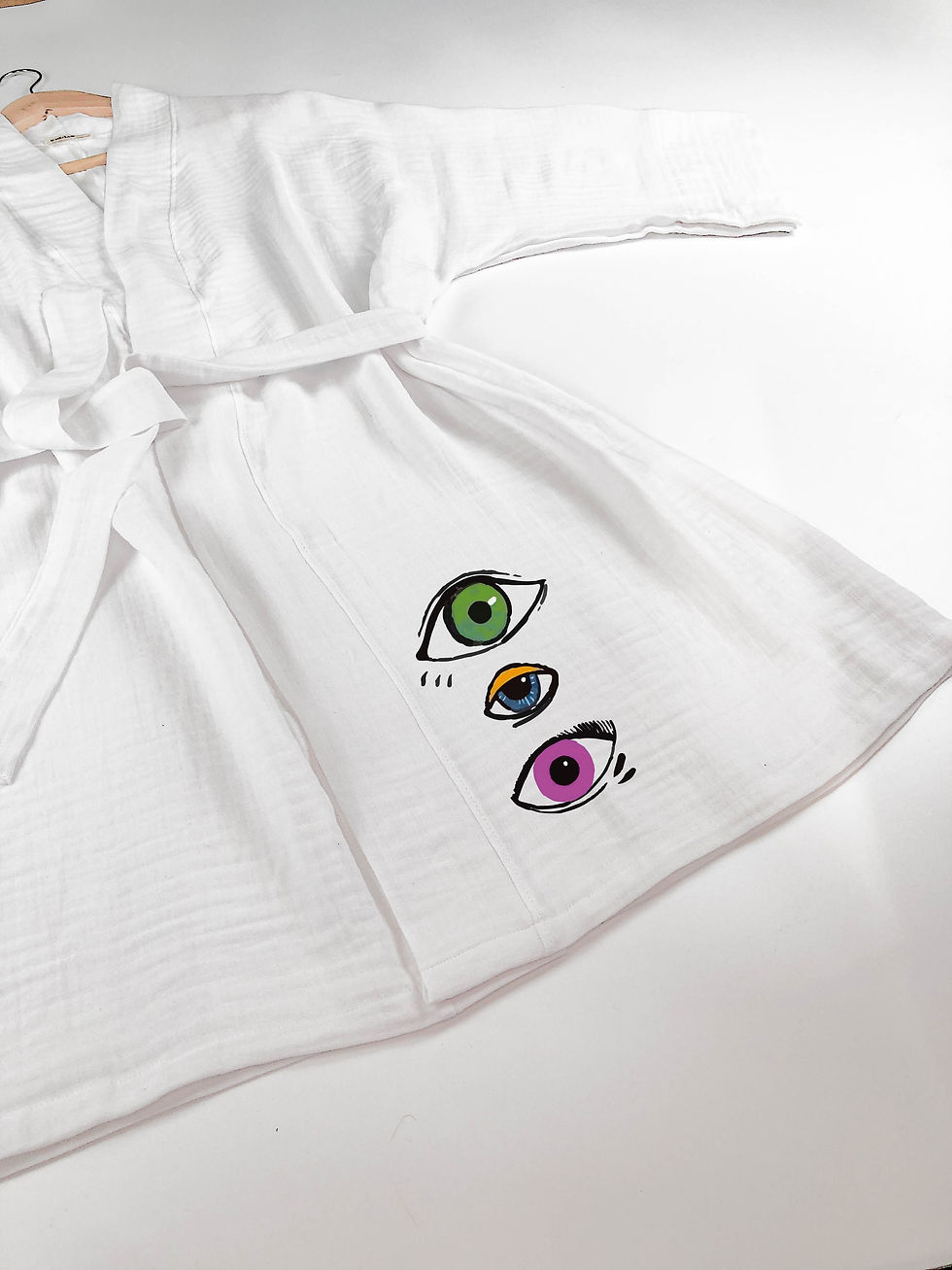 Küçük resim: Renkli Gözler Desenli Beyaz Müslin Kimono