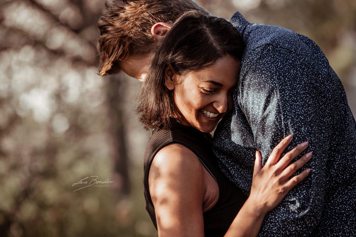 Verliebtes Pärchen kuschelt romantisch miteinander