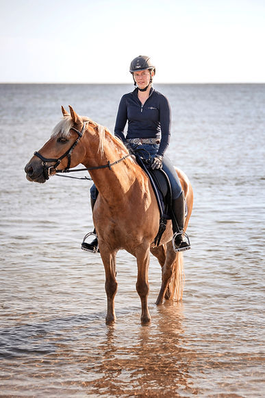 Lara Lorenzen auf Ihrem Pferd in der Ostsee
