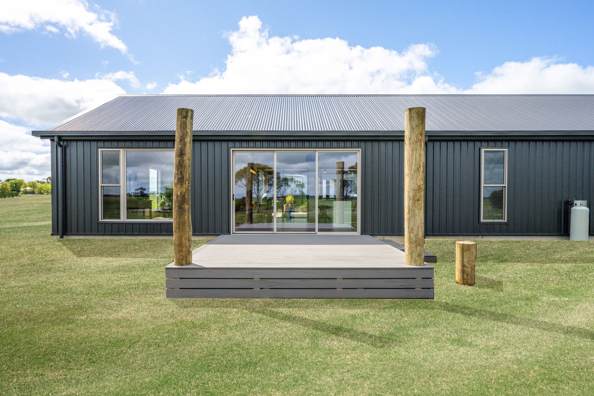 Outside view of a new home in Cobden, Victoria built by Roberts Builders Pty Ltd.