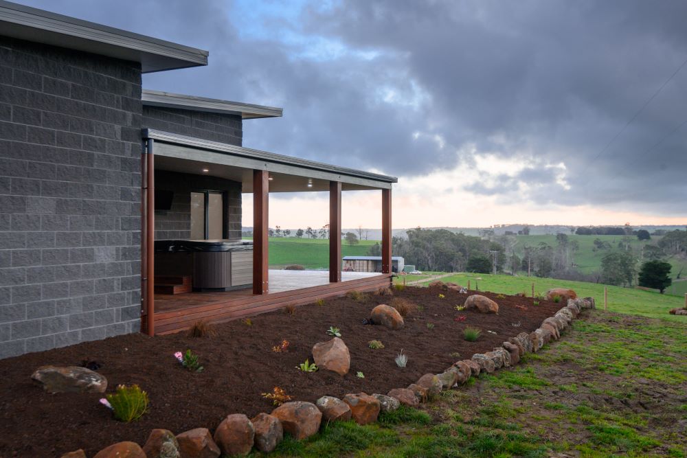 Outside view of a new home in Glenfyne, Victoria built by Roberts Builders Pty Ltd.
