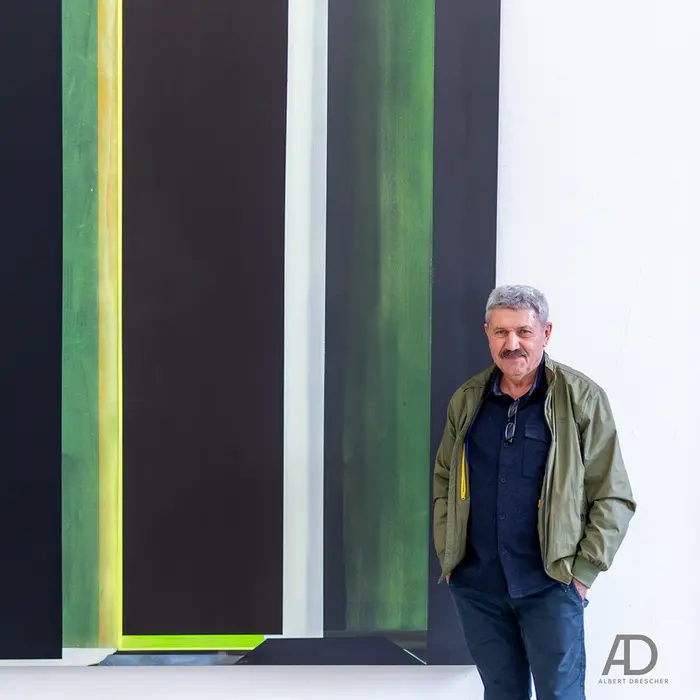 Künstler Gerhard Langenfeld mit seinem Bild Schwarzlicht-Farbraum und Bilderdenken