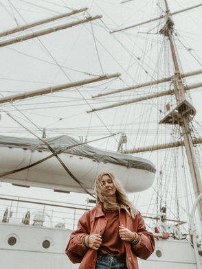 Sesja lifestyle dla Balti More — modelka przy żaglowcu w Gdyni, biżuteria z bursztynu bałtyckiego, sesja produktowa Trójmiasto