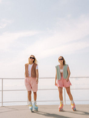 Sesja lifestyle dla SeaGlass Biżuterii i Hello It's Hot — dwie modelki nad morzem w Gdyni, biżuteria i odzież nadmorska