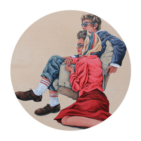 L'oeuvre présente un couple qui contemple un élément vers la gauche. Les deux sont habillés dans le  style vestimentaire des années 1960. La femme arbore un foulard de soie à motifs lignés et un costume haute couture. L'arrière-plan est laissé sur le bois afin de laisser plus de place à l'imaginaire du spectateur. Vintage, art rétro, Mid-Century modern, lifestyle, couple vintage. 