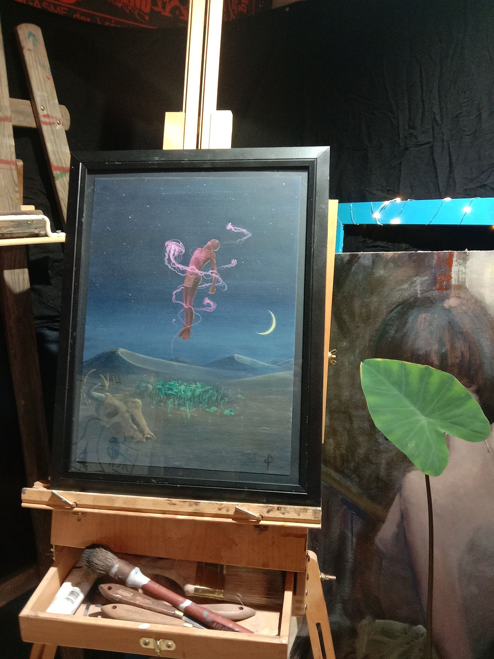 Peinture sur chevalet, paysage nocturne, pinceaux et Désert mystique autour