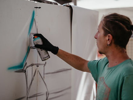Portrait de l'artiste Clement Dien en plein travail de création en extérieur.