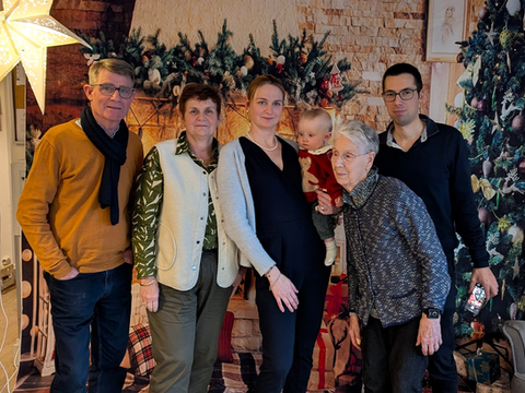 Noël à la Résidence ! Toute l'équipe de Saint Léger a accueilli avec grand plaisir les familles des résidents lors du traditionnel déjeuner familial de Noël.