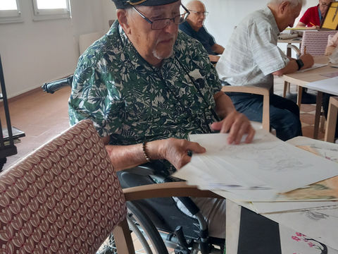 M. Potier, résident, a proposé un atelier dessin aux résidents. 