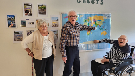 Les résidents suivent avec assiduité les aventures des galets voyageurs !Certains prennent le soleil au bord de la mer !