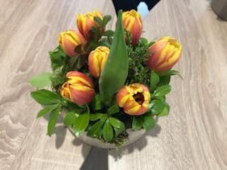 Le printemps …. Les tulipes ! Chacun a composé son bouquet à l’aide de Sylvie 