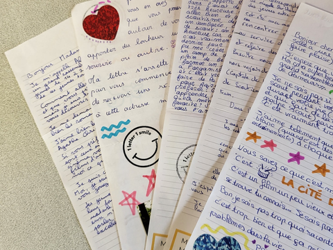 Les résidents ont eu le plaisir de recevoir des courriers de jeunes, de 13 à 26 ans. A leur tour les résidents et participants de l'accueil de jour ont pris la plume pour leur répondre