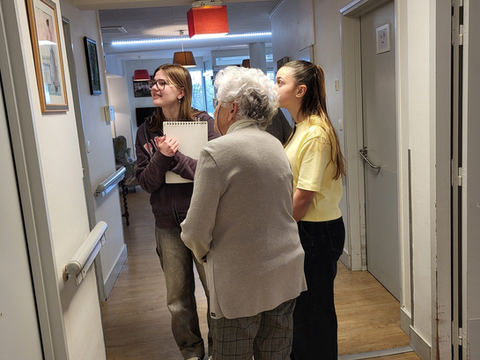 "Pouvez-vous me raconter l'histoire d'un objet cher à vos yeux ? " voici la question posée aux résidents par 15 élèves de 1er, Option Création et Culture Design du lycée Saint Vincent de Paul.