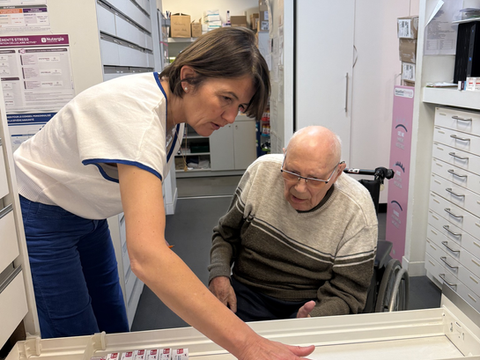 Monsieur Hérod a accompagné Monsieur Wintrebert, président du Conseil de la Vie Sociale (CVS) visiter le système Robtik de la Pharmacie Lamartine de Soissons, qui prépare les traitements des résidents