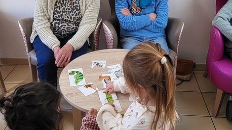 Une matinée incroyable avec 6 enfants de la crèche Pas à Pas. Les enfants ont montré les gestes des chansons qu'ils connaissaient. Les participants ont chanté les mélodies du patrimoine français.