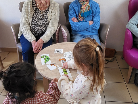 Une matinée incroyable avec 6 enfants de la crèche Pas à Pas.  Les enfants ont montré les gestes des chansons qu'ils  connaissaient. Les participants ont chanté les mélodies du patrimoine français.
