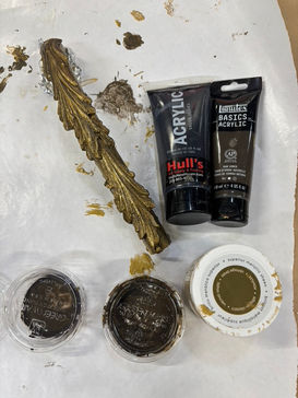 Paint testing with aluminum structures.
First, a layer of DMT paint was applied, followed by Golden acrylic paint. Finally, a mix of gold, brown acrylic paint, and sealer was used to adjust the tones, creating an antique bronze texture with a sponge.