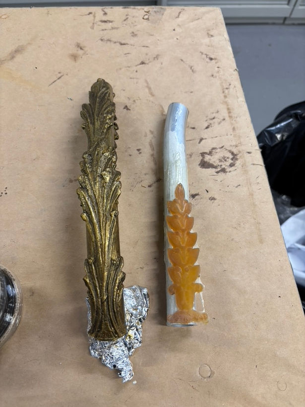 Adhesion and testing with aluminum structures.
The aluminum surface was sanded with steel wool before applying contact adhesive for bonding.
After adhesion, the pieces were wrapped tightly with aluminum foil and left to set overnight for a secure hold.