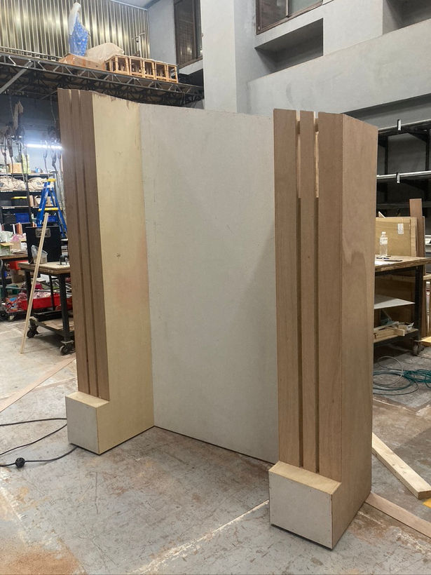 The wheels are hidden within the side columns.