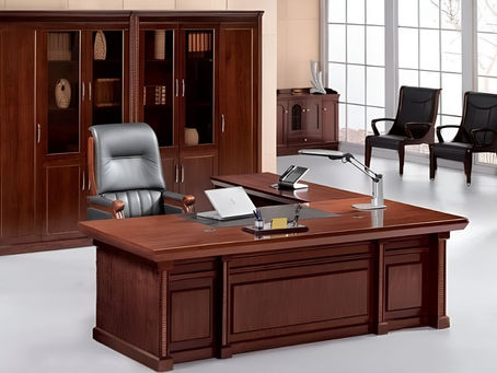 Hiện Đại và Cổ Điển Hòa Quyện: Bàn Giám Đốc Gỗ Xoan Đào Cho Sự Hoàn Hảo