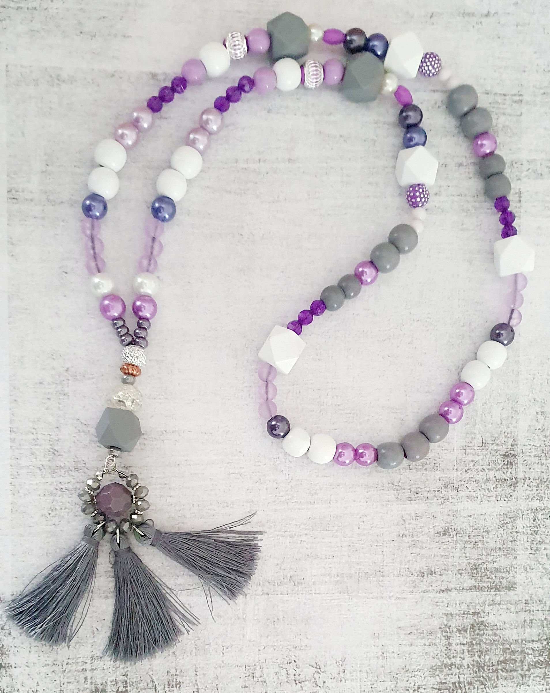 Collier long multi-perles violet.